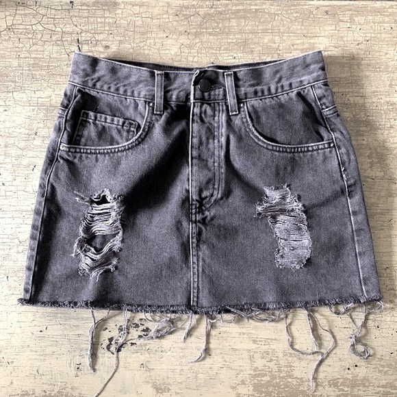 𝅺FOREVER 21 LOS ANGELES Black Deconstructed Button-Fly Denim Mini Skirt - Picture 1 of 12